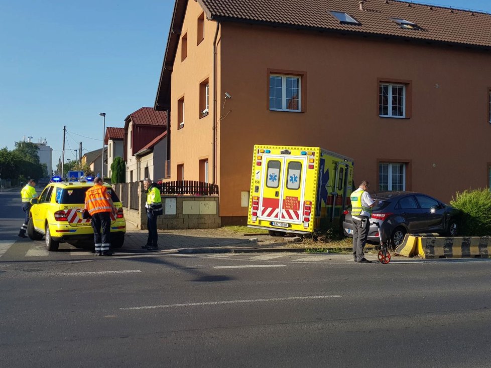 V Horních Počernicích se střetla sanitka s osobákem, zdravotníci bourali do domu.