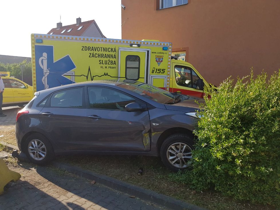 V Horních Počernicích se střetla sanitka s osobákem, zdravotníci bourali do domu.