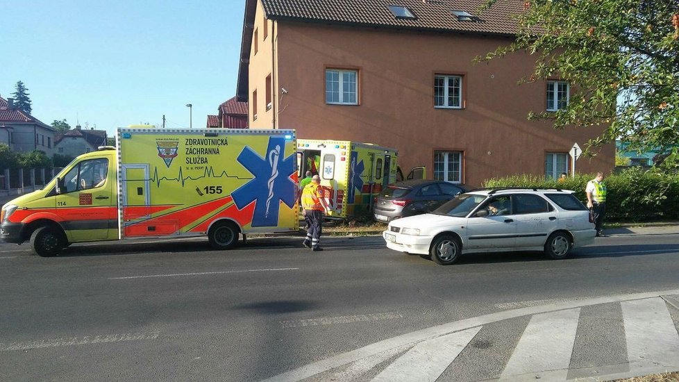 V Horních Počernicích se střetla sanitka s osobákem, zdravotníci bourali do domu.