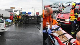 Sanitka se stala účastníkem dopravní nehody na Průmyslové v Praze. Na místě zasahovali také hasiči.