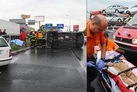 Na Průmyslové se převrátila sanitka: Záchranáři ošetřovali řidiče (30)