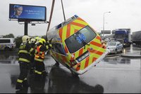 Tři zranění záchranáři i pacient: Volvo se srazilo se sanitkou a „odhodilo“ ji na semafor