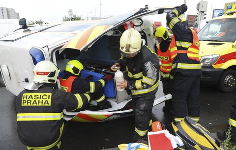 Sanitka se v Ústí srazila s dodávkou! Čtyři zranění, pacient těžce