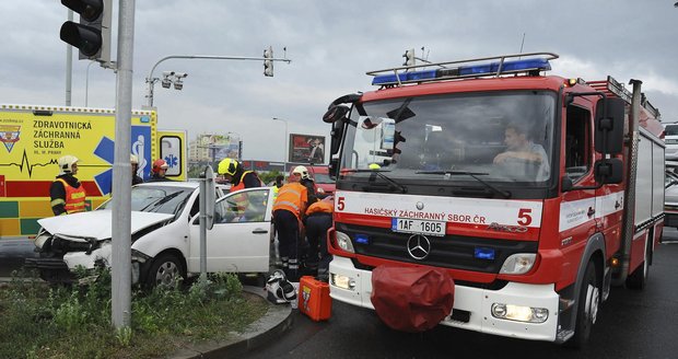 Sanitka se stala účastníkem dopravní nehody na Průmyslové v Praze. Na místě zasahovali také hasiči.