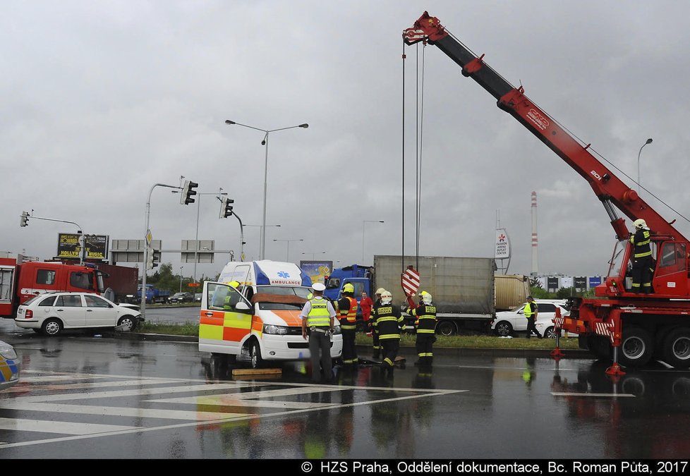 Sanitka se stala účastníkem dopravní nehody na Průmyslové v Praze. Na místě zasahovali také hasiči.