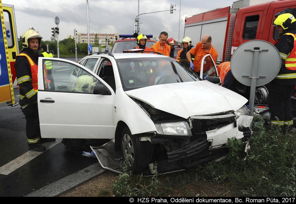 Sanitka se stala účastníkem dopravní nehody na Průmyslové v Praze. Na místě zasahovali také hasiči.