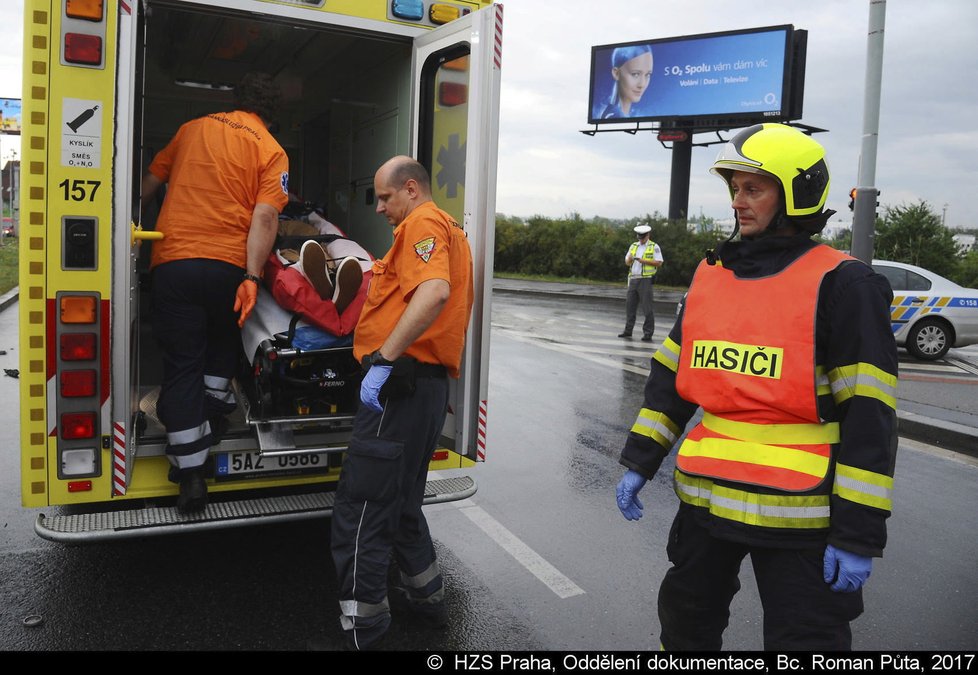 Za nehodu zdravotnického vozu s osobákem může podle policie řidič sanitky. Strážci zákona a záchranáři se shodují, že zneužívání modrých majáků v Praze je problém.