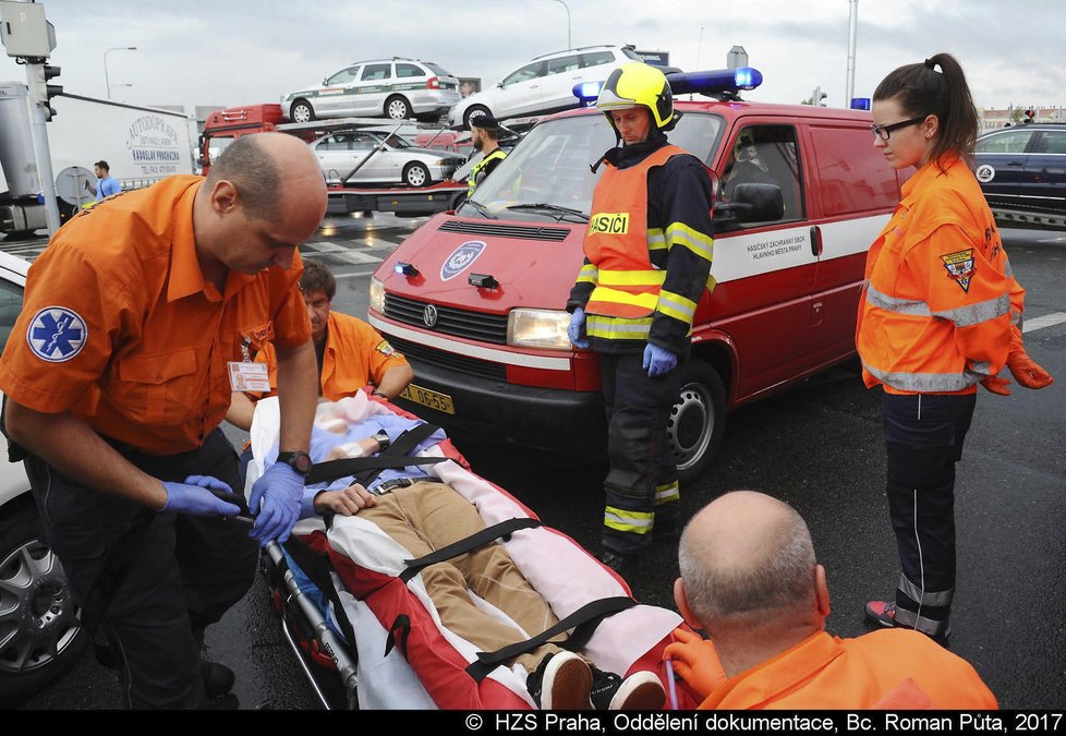 Sanitka se stala účastníkem dopravní nehody na Průmyslové v Praze. Na místě zasahovali také hasiči.