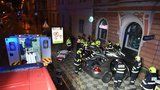 Nehoda v Karlíně: Vykolejila tramvaj, osobák to napálil čelně do domu