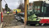 Nehody ve Střešovicích a Modřanech: Autobus napasoval auto do domu, tramvaj bourala s osobákem