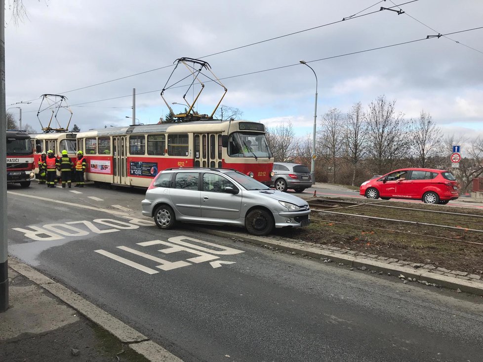 Tramvaj ve Střešovicích bourala s osobním autem.