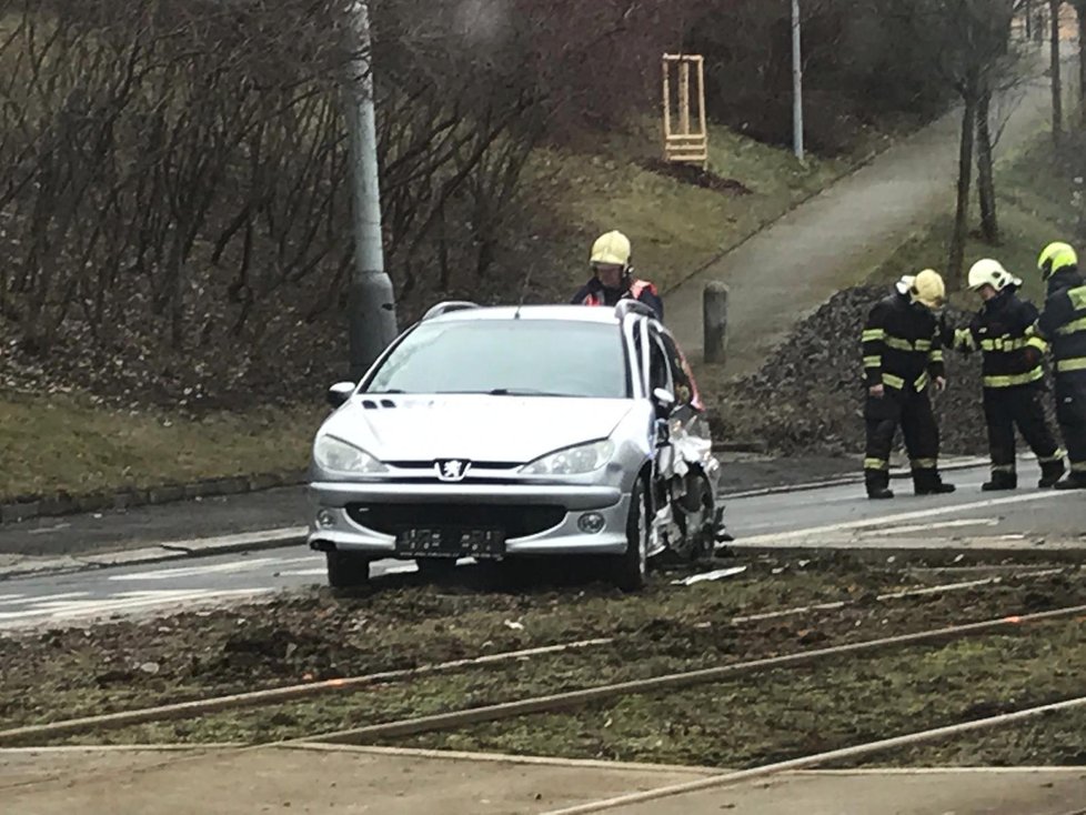 Tramvaj ve Střešovicích bourala s osobním autem.