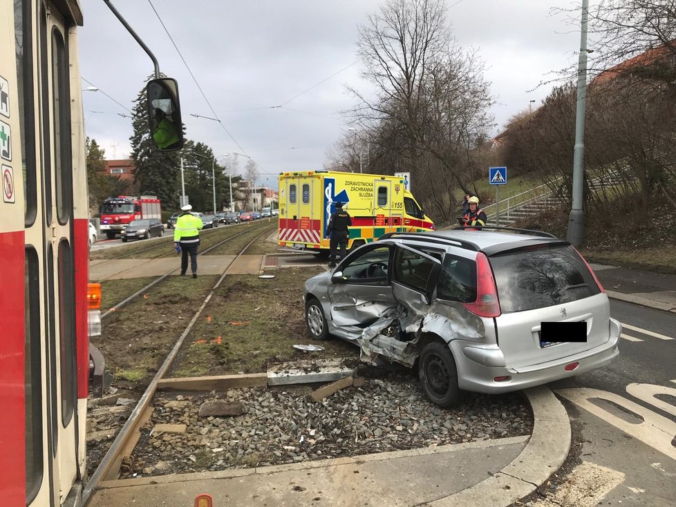 Tramvaj ve Střešovicích bourala s osobním autem.