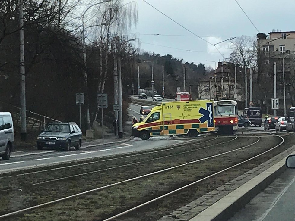 Tramvaj ve Střešovicích bourala s osobním autem.