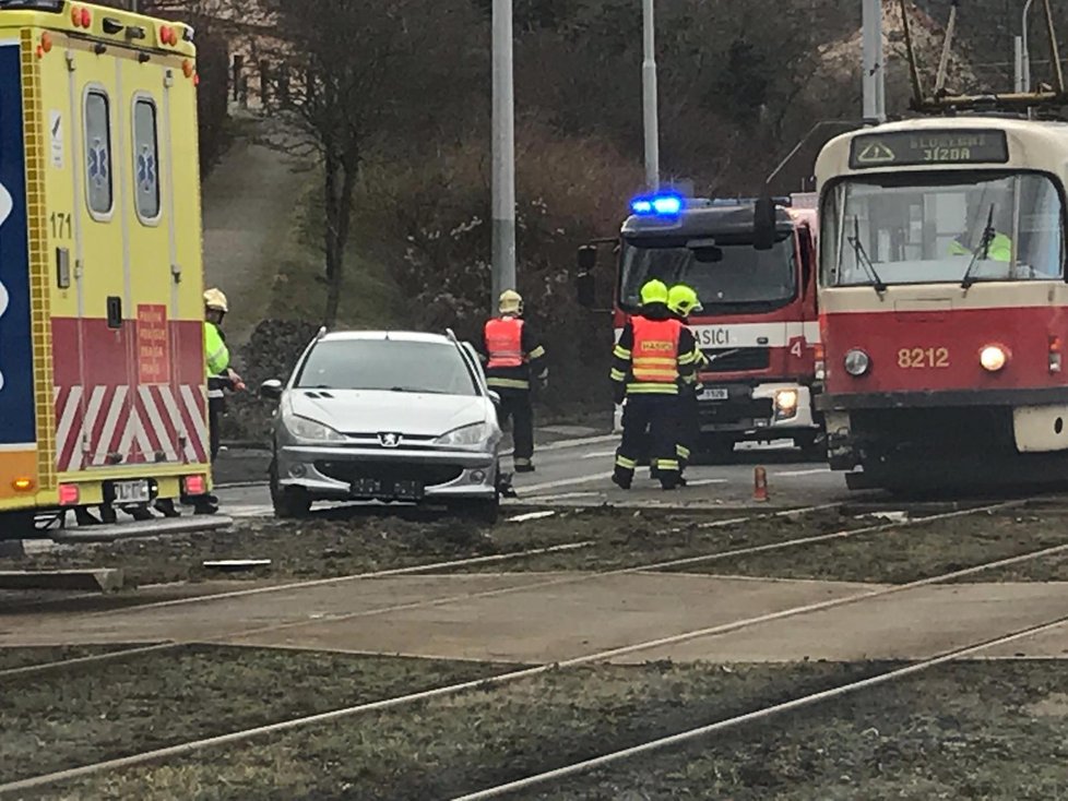 Tramvaj ve Střešovicích bourala s osobním autem.