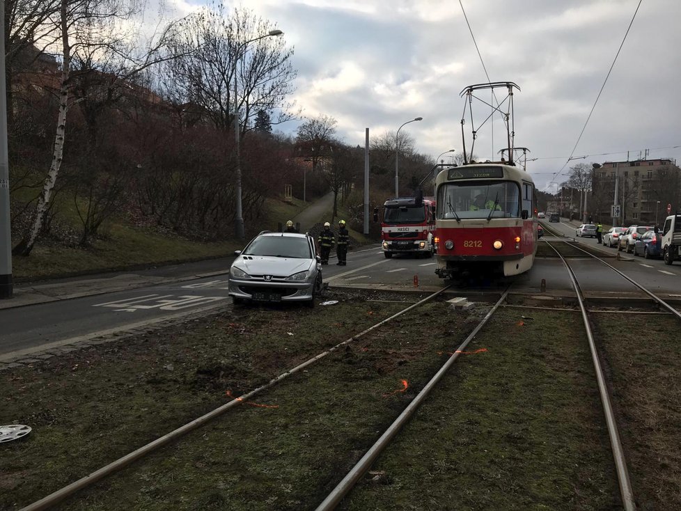 Tramvaj ve Střešovicích bourala s osobním autem.