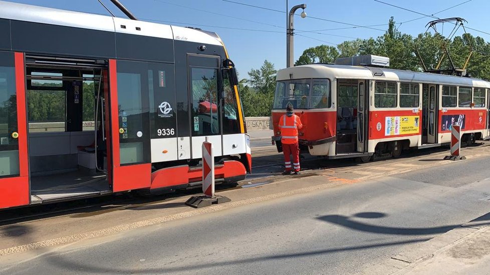 Nehoda dvou tramvají na Libeňském mostě