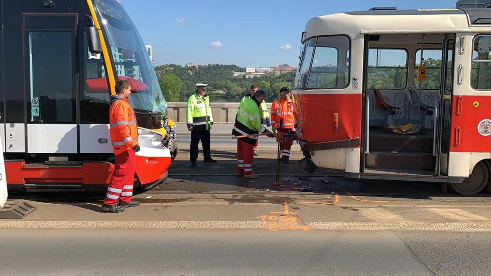 Nehoda dvou tramvají na Libeňském mostě