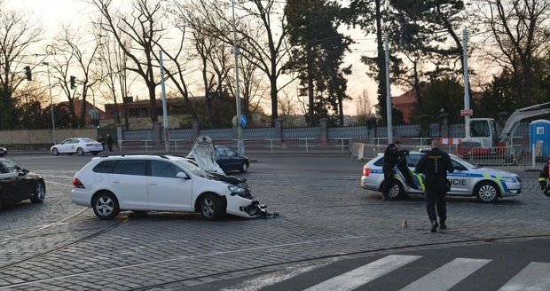 Nehoda tramvaje a osobáku v Praze: Zranila se matka s dítětem, řidič auta byl opilý