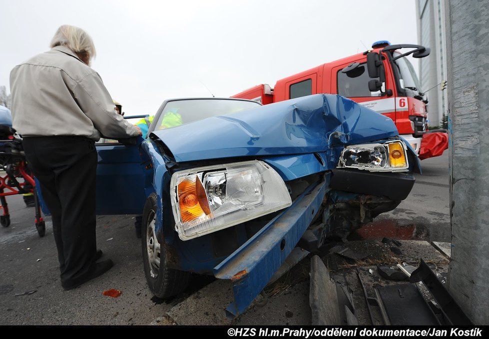 Hasiči a zdravotníci zasahovali na Pankráci, auto tady čelně narazilo do sloupu.