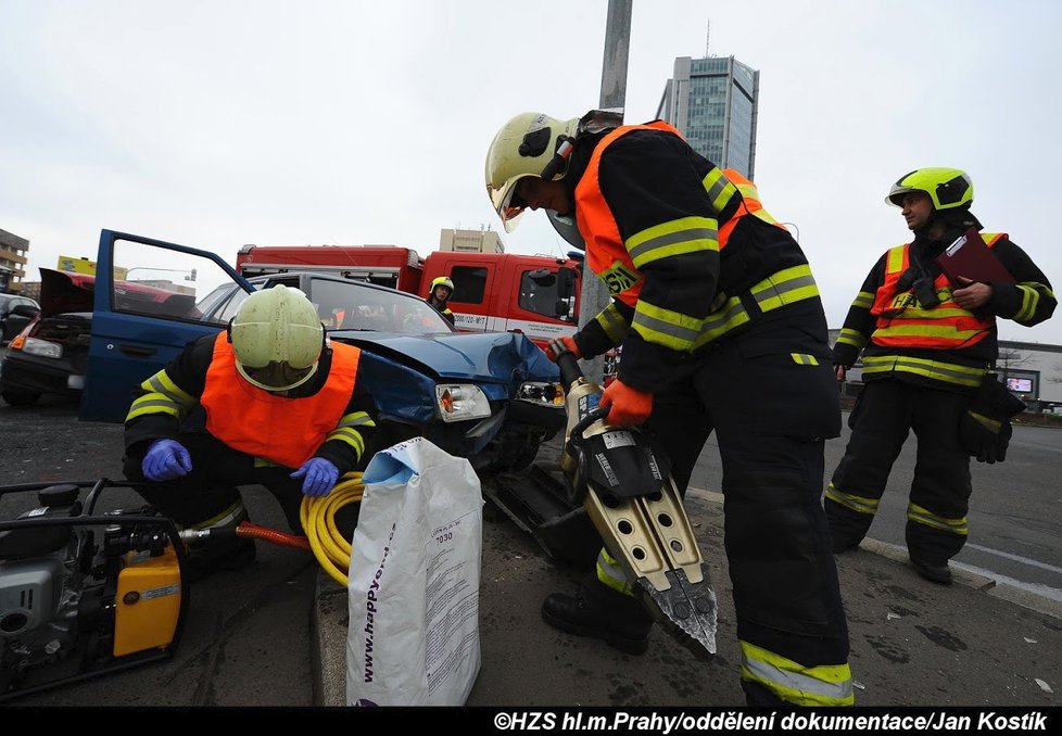 Hasiči a zdravotníci zasahovali na Pankráci, auto tady čelně narazilo do sloupu.