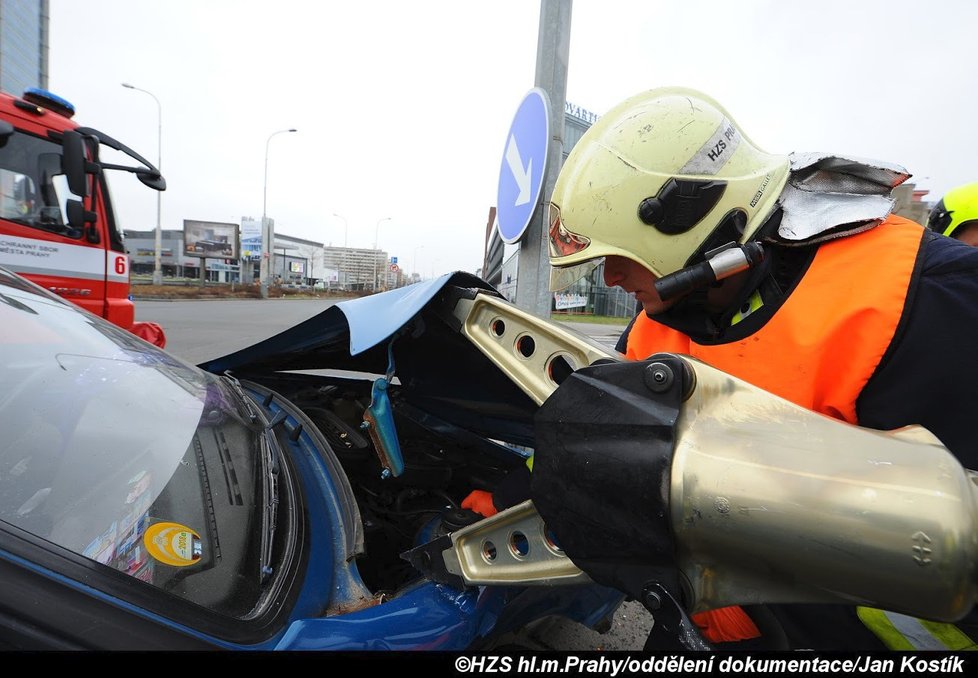 Hasiči a zdravotníci zasahovali na Pankráci, auto tady čelně narazilo do sloupu.