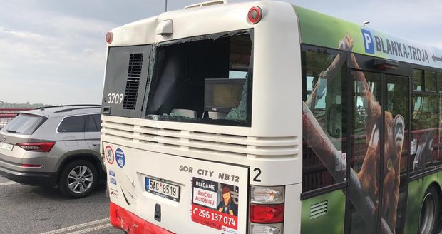 Na Vysočanské bouraly dva autobusy MHD.