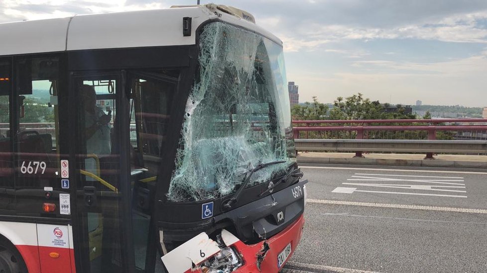 Na Vysočanské bouraly dva autobusy MHD.