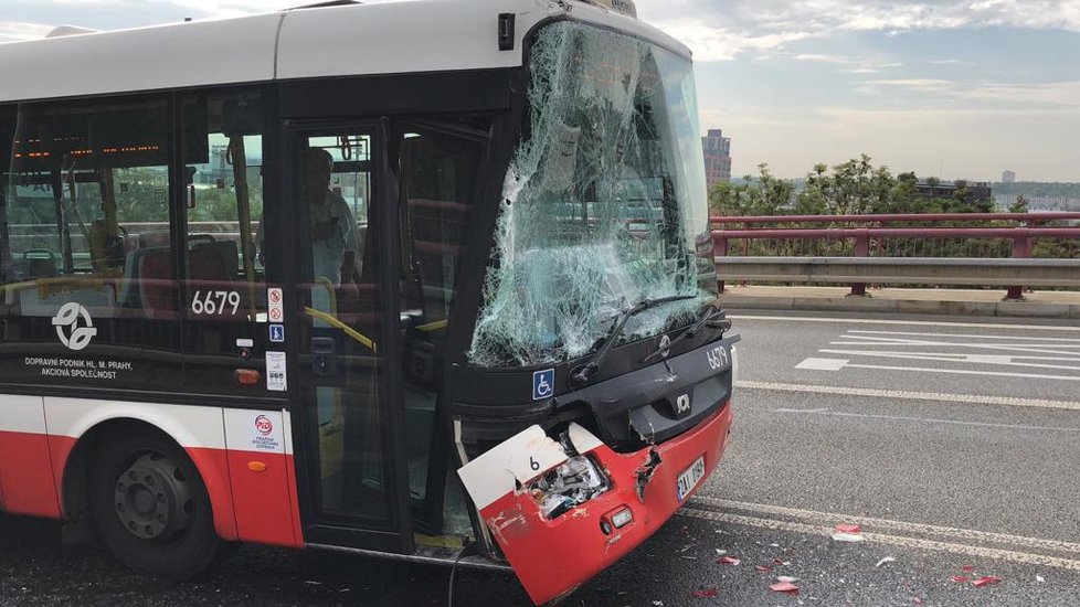 Na Vysočanské bouraly dva autobusy MHD.