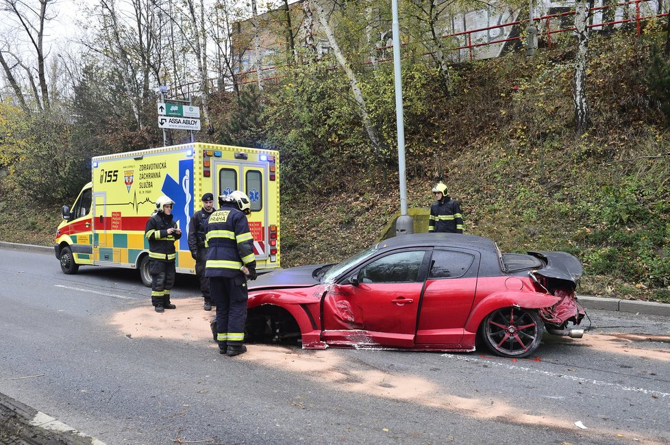 V Průmyslové ulici se stala ošklivě vypadající dopravní nehoda.