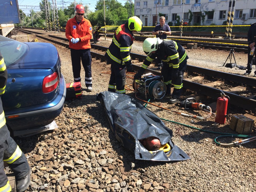 SŽDC uspořádala simulovanou srážku vlaku s autem, varuje tím všechny řidiče.