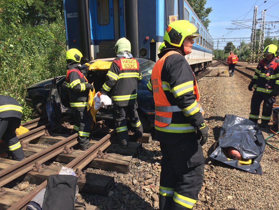 SŽDC uspořádala simulovanou srážku vlaku s autem, varuje tím všechny řidiče.