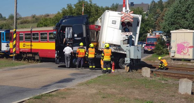 V Kralupech nad Vltavou se na železničním přejezdu srazil vlak s nákladním autem.