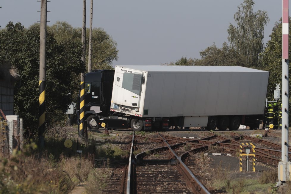 V Kralupech nad Vltavou se na železničním přejezdu srazil vlak s nákladním autem.