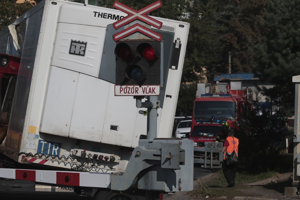 V Kralupech nad Vltavou se na železničním přejezdu srazil vlak s nákladním autem.