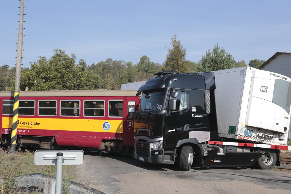 V Kralupech nad Vltavou se na železničním přejezdu srazil vlak s nákladním autem.