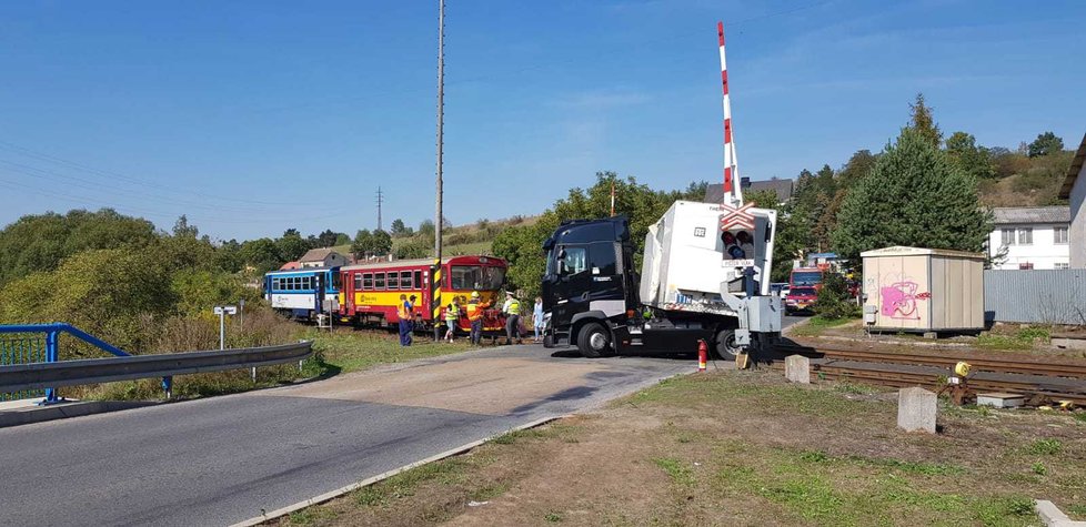 V Kralupech nad Vltavou se na železničním přejezdu srazil vlak s nákladním autem.