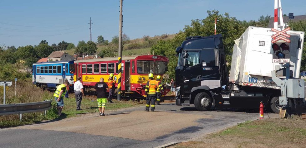 V Kralupech nad Vltavou se na železničním přejezdu srazil vlak s nákladním autem.