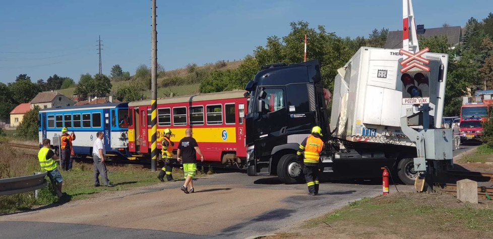 V Kralupech nad Vltavou se na železničním přejezdu srazil vlak s nákladním autem.