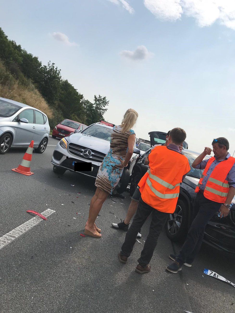 Dopravní nehoda na dálnici D1, které se účastnila i herečka Kateřina Brožová. Svým autem nabourala vůz manžela středočeské hejtmanky. Vezl v něm i čtyřměsíční dceru