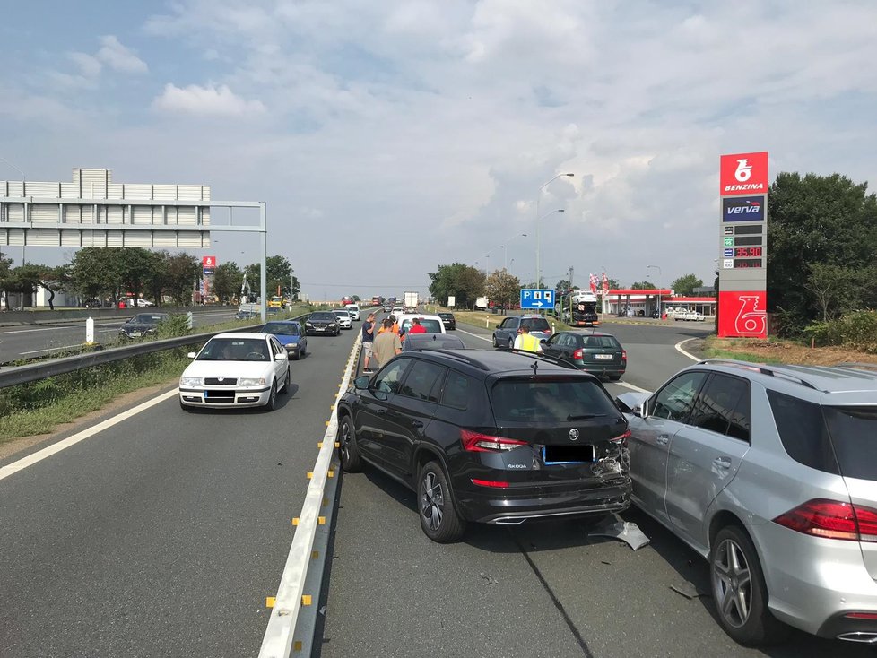 Dopravní nehoda na dálnici D1, které se účastnila i herečka Kateřina Brožová. Svým autem nabourala vůz manžela středočeské hejtmanky. Vezl v něm i čtyřměsíční dceru