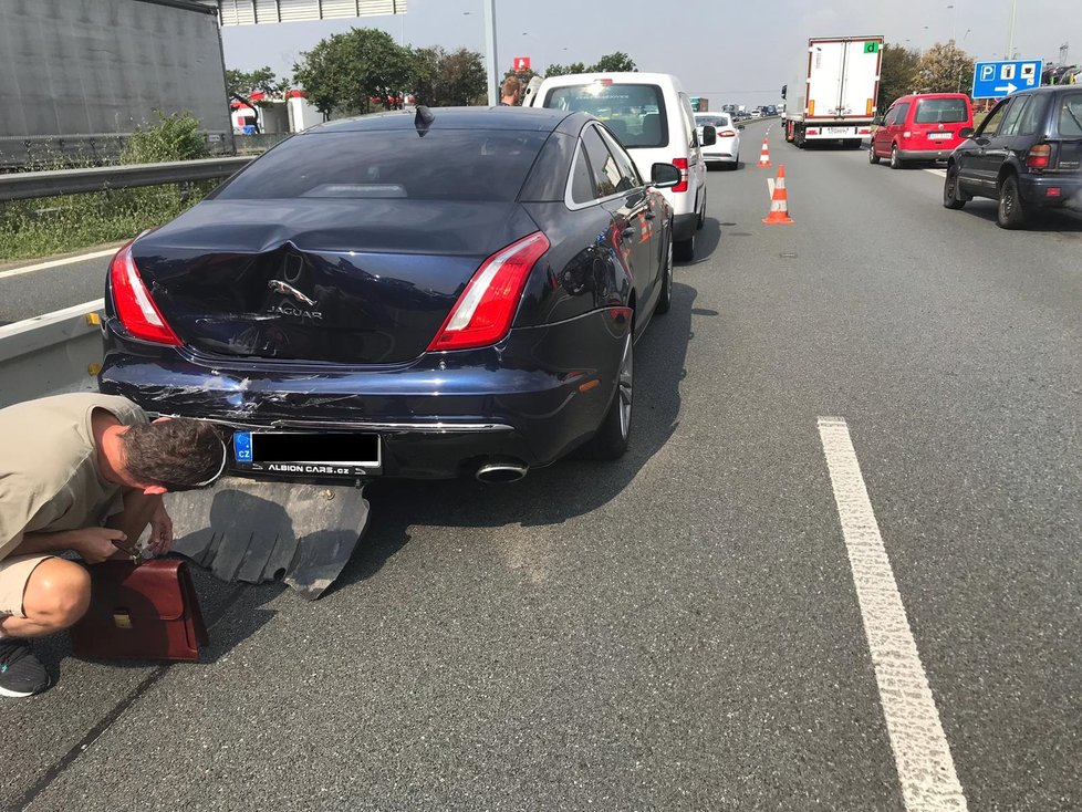 Dopravní nehoda na dálnici D1, při které herečka Kateřina Brožová nabourala do auta manžela středočeské hejtmanky Jaroslavy Pokorné Jermanové (ANO). Pokorný měl v autě také čtyřměsíční dceru Emu.