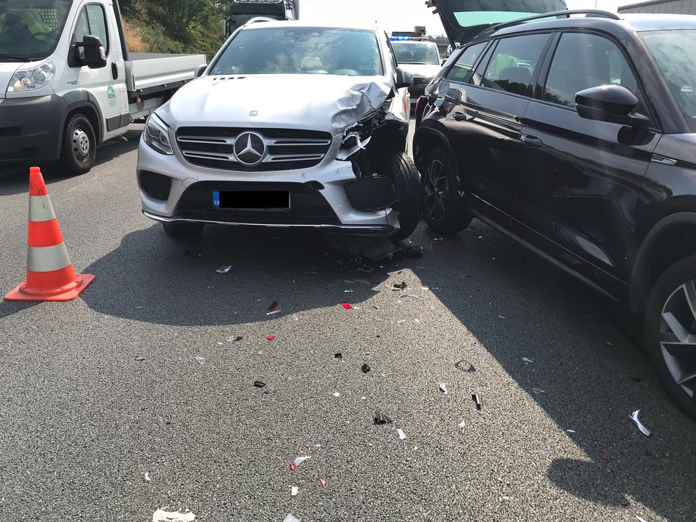 Dopravní nehoda na dálnici D1, které se účastnila i herečka Kateřina Brožová. Svým autem nabourala vůz manžela středočeské hejtmanky. Vezl v něm i čtyřměsíční dceru