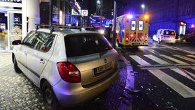 Na Radlické ulici u Anděla se srazila dvě osobní auta, silnice venku začínají na Silvestra namrzat.