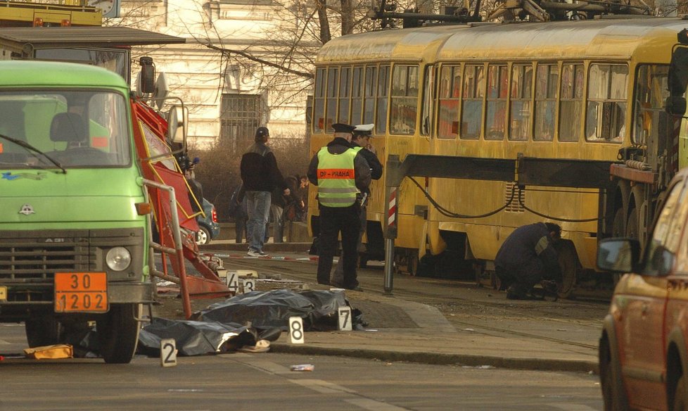 Během neštěstí tramvaj číslo 22 vymetla nástupní ostrůvek v protisměru.