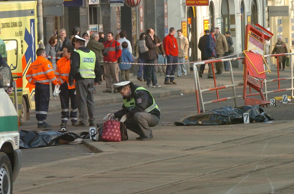 Na Karlově náměstí po tragické nehodě roku 2005 zemřeli muž a žena.