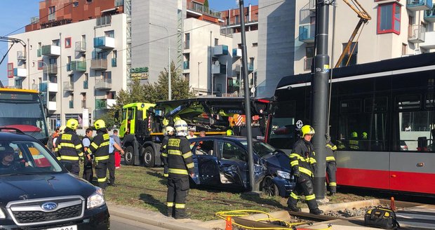 Druhá nehoda tramvaje a auta v Praze během úterního rána.