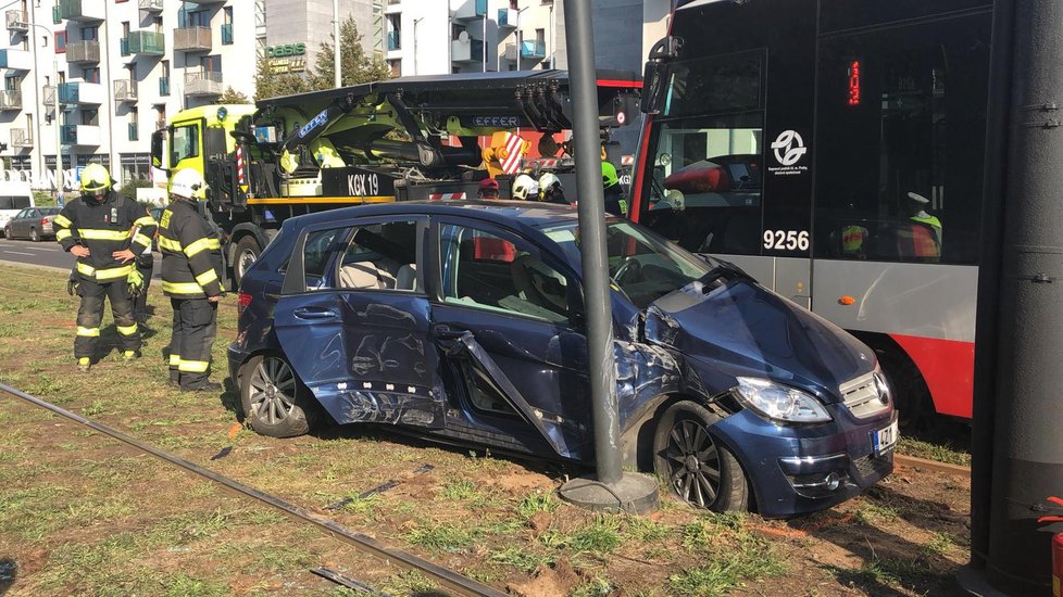 Druhá nehoda tramvaje a auta v Praze během úterního rána.