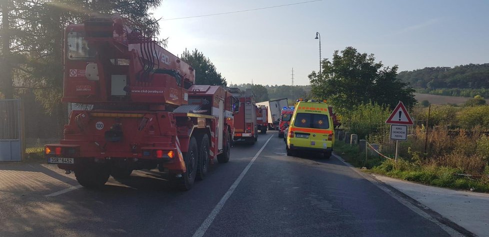 V Kralupech nad Vltavou se na železničním přejezdu srazil vlak s nákladním autem.