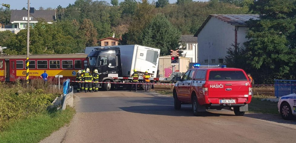 V Kralupech nad Vltavou se na železničním přejezdu srazil vlak s nákladním autem.